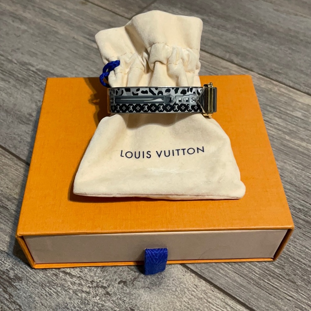 EUC Louis Vuitton Confidential bangle with pouch.